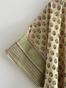 Vestido Kaftán de Algodón Sostenible con Estampado a Mano, Estilo Bohemio para Mujer, Color Beige Verde, Maxi Kaftán con Mangas Kimono y Corte Holgado - Product Image 3