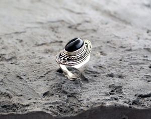 แหวนพลอยออนิกซ์สีดำธรรมชาติ เงินแท้ 925 แหวนทำมือ แหวนพลอยสำหรับทุกเพศ เครื่องประดับโดดเด่น - Product Image 3