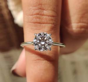 Anillo de Compromiso Clásico para Mujer con Moissanita de Corte Brillante de 1 Quilate, Oro Blanco Sólido de 18k, Sin Níquel, Sin Plomo, Joyería al por Mayor Personalizada - Product Image 1