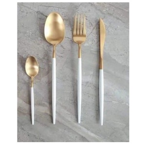 Juego de Cubiertos de Acero Inoxidable de Lujo, Acabado Mate Dorado, Cuatro Piezas, Mango Blanco, Apto para Lavavajillas, Sostenible, para Hotel, Bodas y Banquetes - Product Image 1
