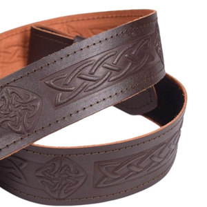 Cinturón de Cuero Marrón con Grabado de Diamantes Celticos, Ajustable, para Kilt, Cinturón Tradicional Escocés para Usar con Tartán - Product Image 3