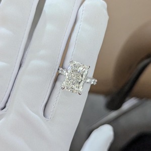 Anillo de Boda con Halo Oculto de Diamantes de Laboratorio con Corte Radiante de 8.00CT en Oro Amarillo de 14K, Certificado IGI, Claridad VVS, Diseño Minimalista - Product Image 5