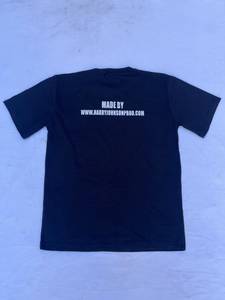 เสื้อยืดแขนสั้นสีดำสำหรับผู้ชาย ยี่ห้อ Harry Johnson ทรงปกติ ผ้าคอตตอนเจอร์ซีย์ สวมใส่สบาย คอกลม พิมพ์ลายโลโก้ด้านหน้า เนื้อผ้าเบา น้ำหนักเบา พิมพ์ลายดิจิทัล - Product Image 5
