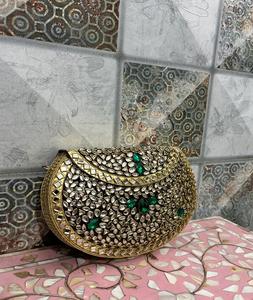Elegante bolso de mano con adornos kundan y detalles intrincados, perfecto para bodas, fiestas y eventos festivos. - Product Image 4