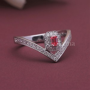 Bague en or 18 carats avec diamant rose fantaisie certifié IGI, de forme en V, sertie d'un halo de diamants taille émeraude - Product Image 6