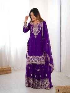 Ensemble Kurta style Gharara richement orné pour femmes, avec travail de perles, tenue traditionnelle pour occasions festives, accompagné d'un dupatta en tulle. - Product Image 6