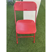 Chaise pliante en plastique au design moderne, à prix abordable, avec trou, hauteur réglable, pour usage extérieur en cour.
