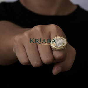 Bague pour homme en argent 925 plaqué or 22 carats avec diamant de laboratoire taille brillant rond, style hip-hop, bijou à porter au quotidien - Product Image 4