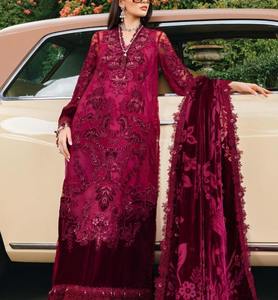 Traje de terciopelo bordado color granate de lujo con dupatta de diseñador, vestido étnico moderno para bodas y fiestas de invierno. - Product Image 2