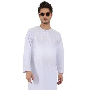 Vestidos Afganos Contemporáneos en Gris Carbón Oscuro para Hombre con Detalles Minimalistas en Bordado Negro Tono sobre Tono - Product Image 1