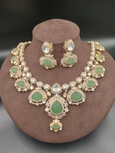 ชุดสร้อยคอและต่างหูประดับพลอยโพลกีชุบทองคำแท้สไตล์คลาสสิกจาก Amaira Jewels พร้อมกรอบแบบ Bezel สำหรับผู้หญิง เหมาะสำหรับงานแต่งงาน - Product Image 5