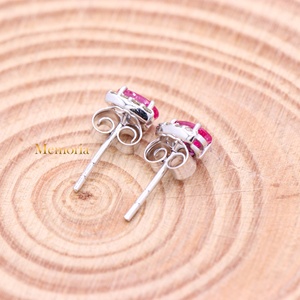 Boucles d'oreilles clous en or blanc massif 14 carats avec rubis ovales naturels et diamants sertis en halo, bijoux fins Memoria Jewels, vente en gros - Product Image 4