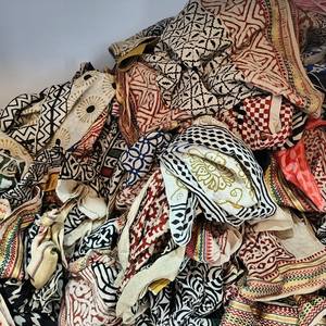 Pañuelo Cuadrado Étnico de Algodón Hecho a Mano, Estampado Floral, para Cuello y Cintura, Ideal para Verano y Todas las Estaciones, Suave al Tacto - Product Image 3