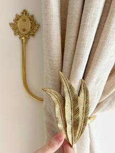 Gancho decorativo de pared con acabado dorado premium en forma de hoja de plumas para sujetar cortinas, ideal para sala de estar, dormitorio y ventanas de balcón. - Product Image 6