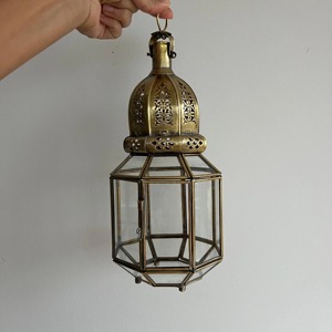 Lanterne en filigrane finition dorée élégante, parfaite pour la décoration du salon, l'ambiance des hôtels et des cafés, fabriquée à la main en Inde - Product Image 1