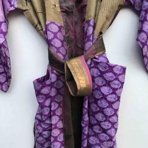 Túnica de seda patchwork de moda para dama de honor, estilo kimono, de sari de seda reciclada, tipo batas y chaquetas, de lujo, larga, con logo frontal, cuello en V y cordón ajustable - Product Image 4