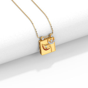 Collar con Colgante Cuadrado con Motivo de Patrimonio Cultural y Diamantes - Product Image 3