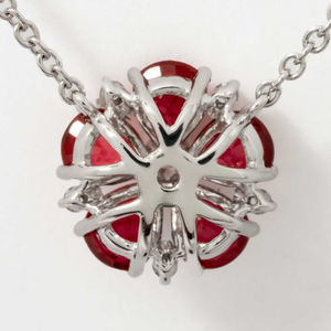 Hermoso Collar con Colgante de Flor Delicado de Oro Blanco Sólido de 14K con Rubí en Forma de Pera de 1.29ct, Diamante Cultivado en Laboratorio, Corte de Lujo, Certificado por IGI - Product Image 2