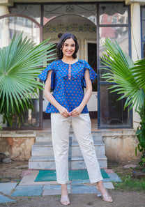 เสื้อผู้หญิงสีน้ำเงินผ้าฝ้ายพิมพ์ลายดอกไม้ทรงปกติพร้อมแขนบานและคอกลม ออกแบบมาเพื่อการสวมใส่ลำลองในฤดูร้อนทั่วโลก - Product Image 2