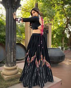 Lehenga Choli Negro para Navratri con Dupatta, Estampado Digital, Bordado con Espejos Reales y Borde de Encaje, Traje para Fiesta - Product Image 2