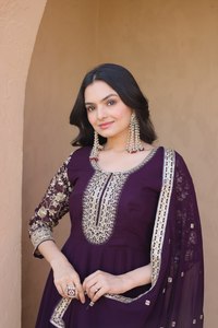 Robe rose brodée avec broderie effet fleurissant, travail de sequins Zari, et dupatta assortie avec sequins effet fleurissant. - Product Image 3