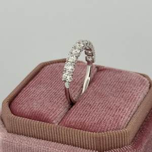 Bague demi-éternité en moissanite taille ronde, en argent 925, magnifique alliance de fiançailles ou de promesse pour les partenaires - Product Image 3