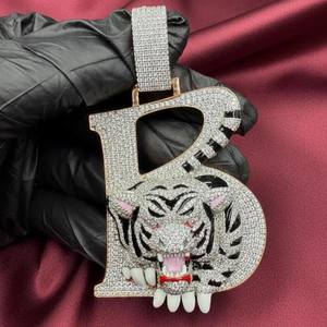 จี้เพชรโมอิสซาไนต์รูปหน้าเสือประดับอักษร B แบบฮิปฮอป  ตัวอักษรย่อ  ทำจากเงินแท้ 925  เครื่องประดับจี้และชาร์มคุณภาพสูง - Product Image 1