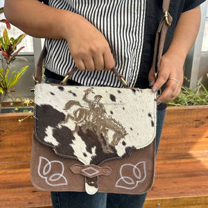 Bolso bandolera de cuero de vaca genuino de diseñador para mujer más vendido con patrón de logotipo personalizado de gamuza grabado con láser de lujo - Product Image 2