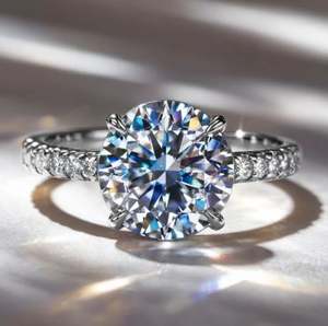 แหวนหมั้น/แหวนแต่งงาน ประดับมอสซาไนต์สีฟ้าอ่อน ชุบทองคำขาว บนตัวเรือนเงินแท้ 925 ดีไซน์หรูหรา ระยิบระยับ สวยงาม - Product Image 2