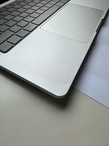 MacBook Pro 2021 de 13 Pulgadas, M1, 8GB de RAM, 256GB SSD, Portátil de Segunda Mano, Pantalla Táctil de 120Hz, GPU Integrada, 18 Horas de Autonomía - Product Image 4