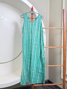 ชุดเดรสมิดิแขนกุดพิมพ์ลายแอบสแตรกใหม่2025มีสายผูกและมีกระเป๋าชุดซันเดรสทรงหลวมลำลองฤดูร้อน - Product Image 2