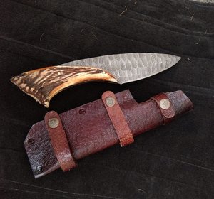 Damascus Steel Hunting Knife Drop Point Blade 0.7mm Thickness Straight Edge Horn Handle <b>Leather</b> Sheath Included - Product Image 1