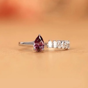 แหวนเพชรทรงรีและทรงกลมสามแถว ประดับเพชรแล็บโกรว์ บนตัวเรือนทองคำแท้ 14K แหวนหมั้นดีไซน์โดดเด่น ทันสมัย สง่างาม - Product Image 1