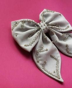 Élégante Pince à Cheveux Nœud Brodé Argenté et Perlé, Ruban de Satin de Luxe Fait Main, Accessoire Cheveux Festival en Coton et Acrylique pour Adulte - Product Image 1