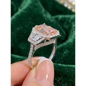 Bague de fiançailles de luxe en or rose 14 carats avec diamant rose fantaisie taille radiant, pierres latérales en forme de bouclier et halo de diamants ronds - Product Image 2