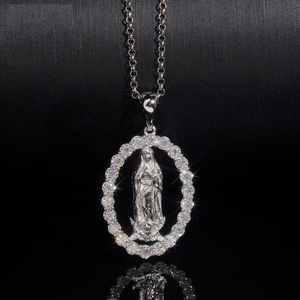Collier pendentif religieux en argent avec halo de moissanite, accents de pierres rondes et design élégant et luxueux - Product Image 1