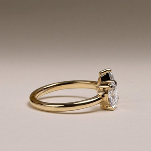 Bague de fiançailles Art Déco Toi et Moi à deux pierres, ovale et poire, 2 TCW, en diamants de laboratoire - Product Image 4