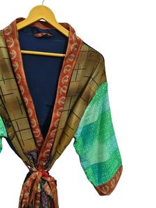 Robe kimono en patchwork de sari en soie pure, couvre-maillot de bain, vêtement de nuit, longue robe, kimono en sari indien vintage recyclé fait main - Product Image 3