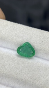Émeraude naturelle zambienne certifiée, taille cœur, avec une bonne qualité de lustre, pierre précieuse en vrac pour la fabrication de bijoux, 1,36 carat. - Product Image 5