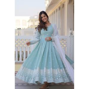 Nuevo conjunto de traje de mujer Alia Cut Premium, 2017 - Product Image 6