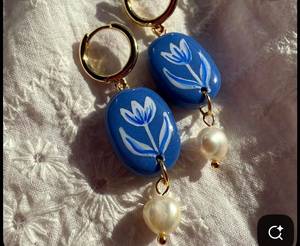 Boucles d'oreilles créoles vintage en acrylique bleu, plaquées or avec pendentif imitation perle - Product Image 1
