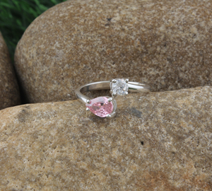 Anillo de Lujo Chapado en Oro Rosa con Circonita Cúbica Rosa Brillante - Joyería Chapada en Oro de Alta Calidad - Product Image 4
