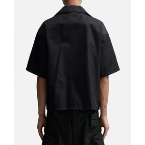 เสื้อเชิ้ตทำงานแขนสั้นสีดำแบบยูนิเซ็กซ์ พิมพ์ลายโลโก้ด้านหน้า ทรงปกติ ปิดด้วยเชือกผูก เหมาะสำหรับใส่ลำลองในฤดูร้อน ระบายอากาศได้ดี - Product Image 2