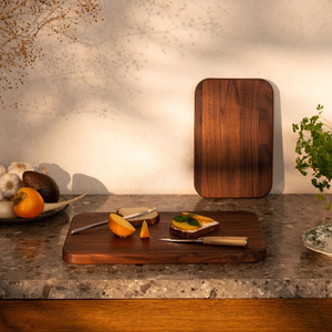 Ensemble de planches à découper en bois de noyer de qualité supérieure avec finition à grain naturel profond, bords arrondis doux et poignée intégrée à découpe latérale - Product Image 5