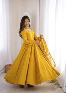 Conjunto de traje Anarkali de seda amarillo mostaza para mujer con dupatta bordada |   Elegante Pañuelo Étnico Indio Reversible de Secado Rápido para Fiestas y Bodas - Product Image 1