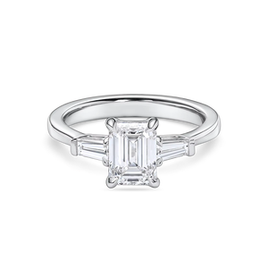 Anillo de compromiso estilo Art Deco con corte esmeralda y trilogía de diamantes de 1+ quilates con baguettes cónicas en oro amarillo, blanco, rosa y platino de 18 quilates - Product Image 1