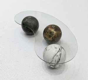 Table basse moderne en verre transparent en forme de S, base sphérique en faux marbre italien, table centrale contemporaine incurvée, décoration de salon - Product Image 3