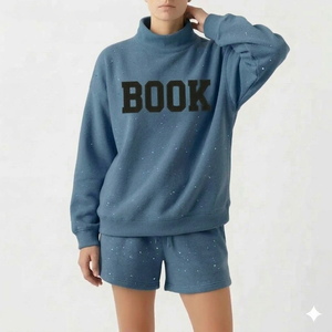 Ensemble haut à col montant et short pour femme, reflétant l'énergie de la mode jeune avec des concepts de style frais et ludiques - Product Image 1