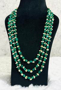 Collier à trois couches plaqué or avec perle ovale verte et perle blanche, bijoux de mode, design élégant de collier superposé - Product Image 3
