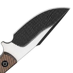 Cuchillos de hoja fija con mango marrón bronce, hoja ranurada plateada y negra, agarre texturizado y funda negra para cinturón, para camping y uso general. - Product Image 3